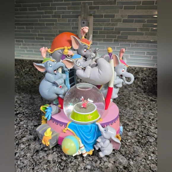 RARE HTF Disney Dumbo Elephant Circus Wind Up Musical Snow Globe - Picture 1 of 5